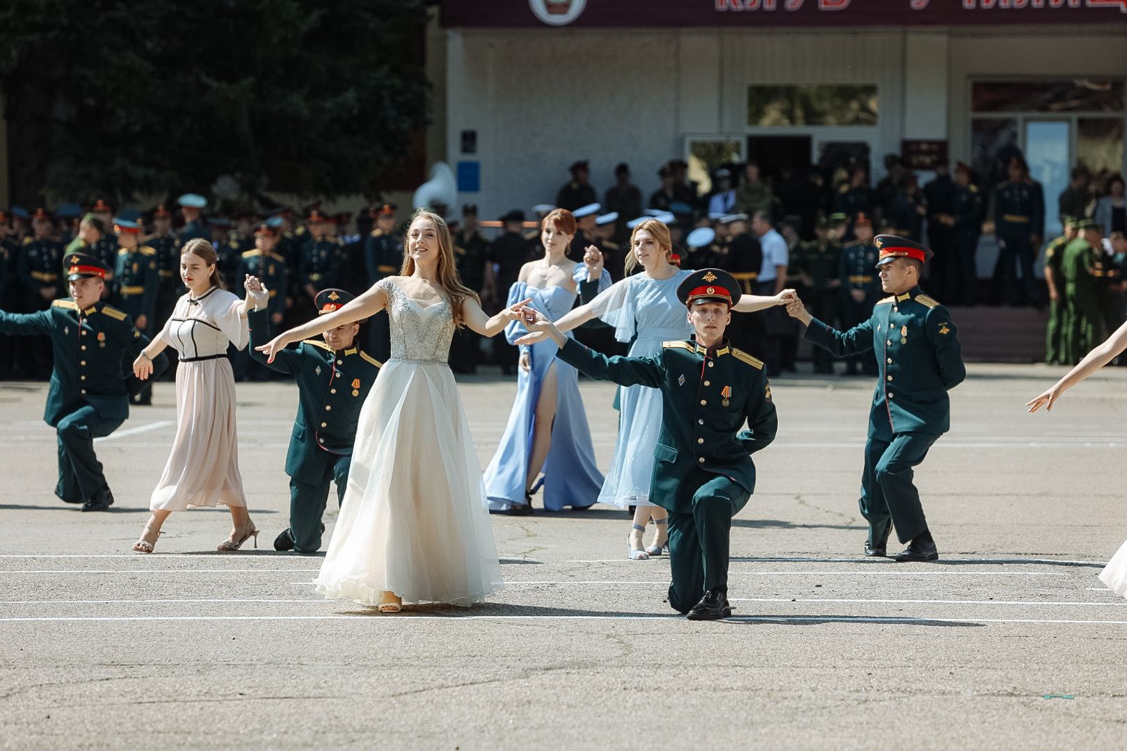 Курсанты ДВОКУ в Благовещенске отметили выпускной плац-концертом и карабин-балетом - 2x2.su картинка 15