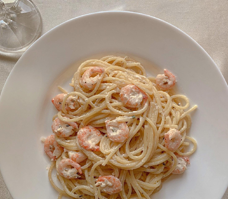 Готовим креветки в сливочно-чесночном соусе со спагетти - 2x2.su