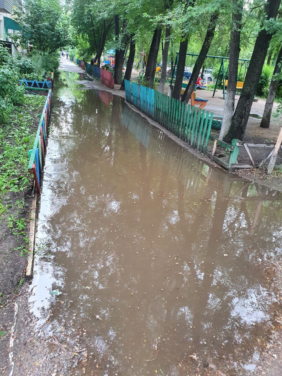 «Уже купили резиновые сапоги»: в Благовещенске после ремонта дороги топит двор и подъезд дома - 2x2.su картинка 8
