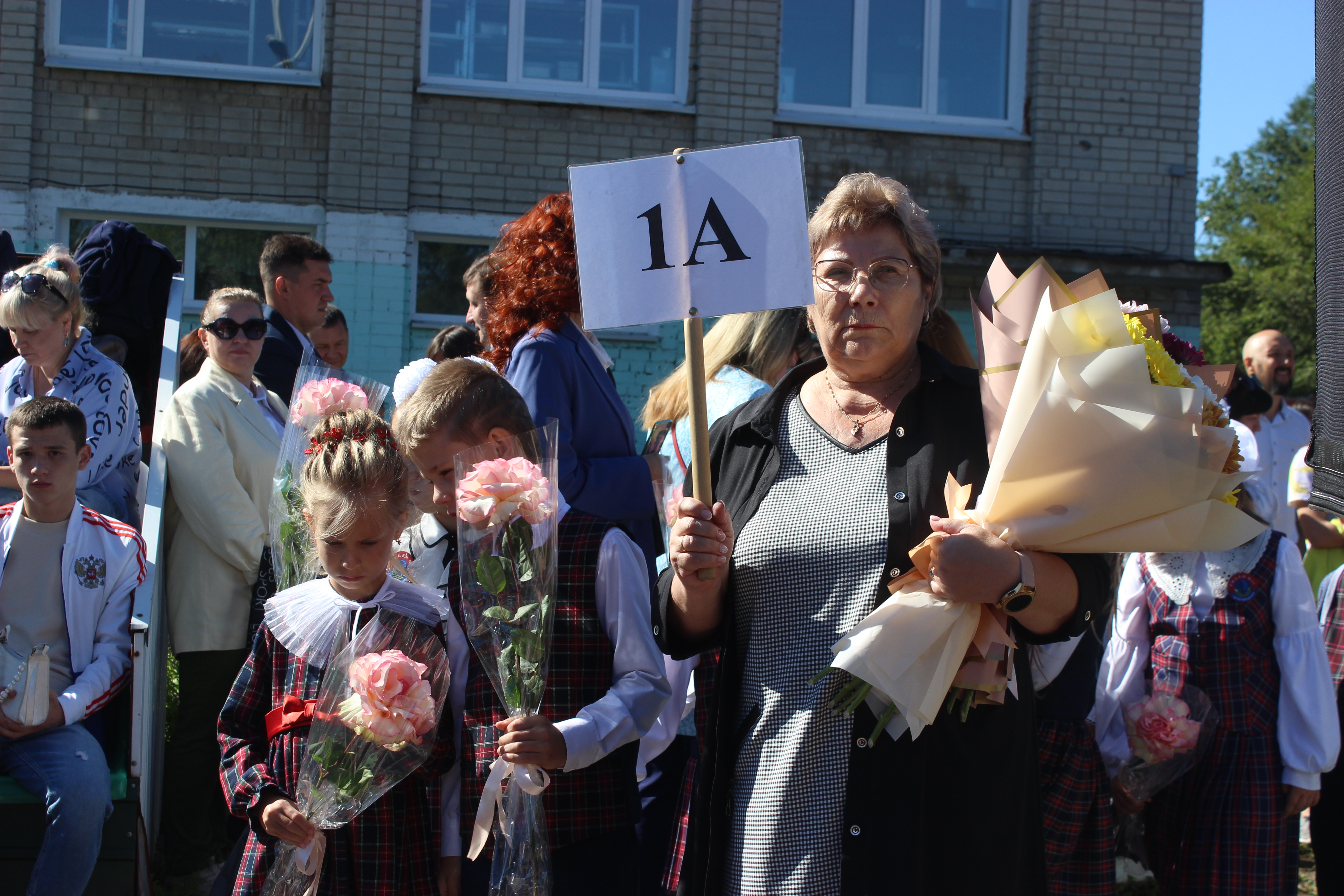 В благовещенских школах прошли праздничные линейки в честь Дня знаний  - 2x2.su картинка 2