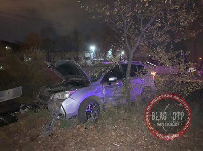 В Благовещенске машина снесла дорожные знаки: понадобилась помощь медиков - 2x2.su