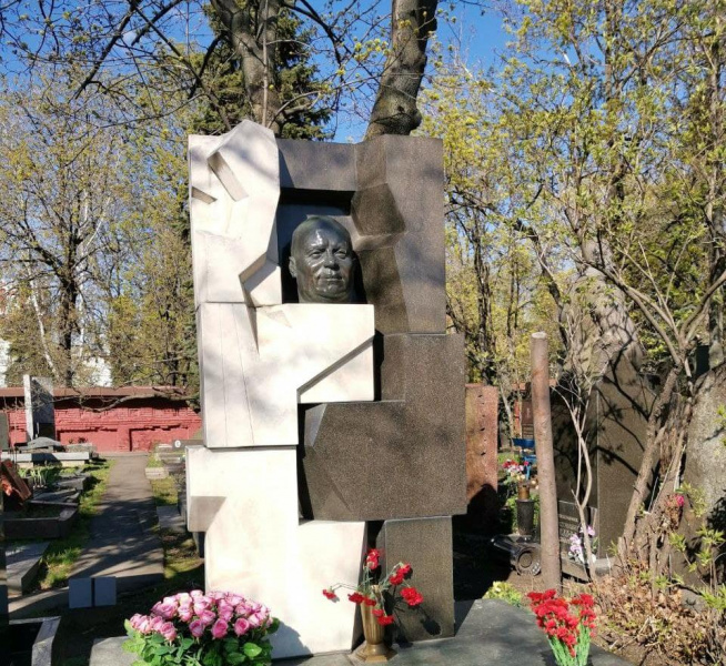 Семь знаменитых могил Новодевичьего кладбища - 2x2.su