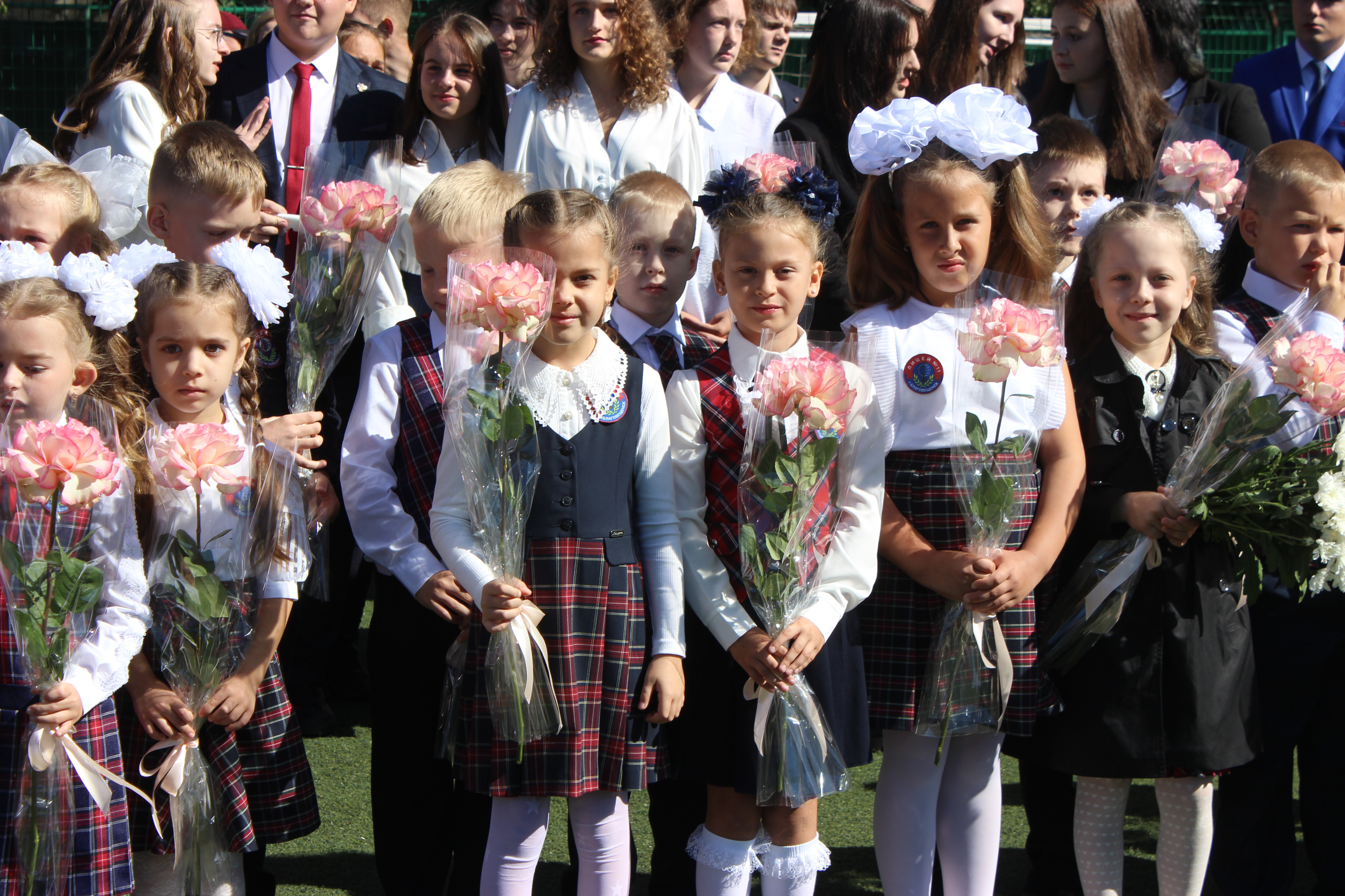 В благовещенских школах прошли праздничные линейки в честь Дня знаний  - 2x2.su картинка 14
