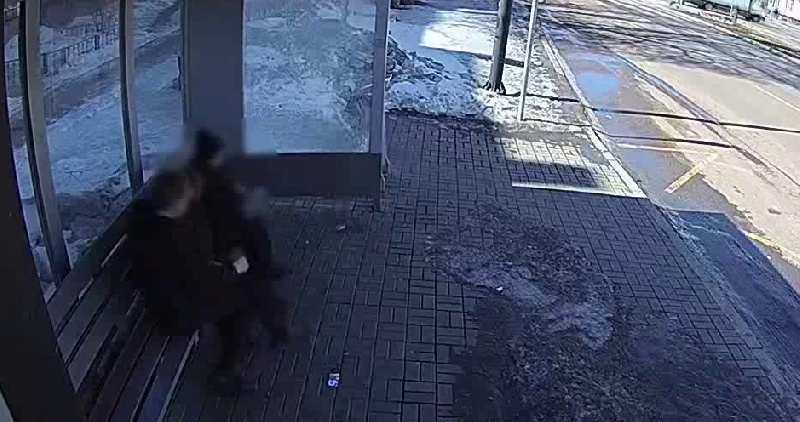 В Благовещенске задержан мужчина, разбивший бутылкой витрину автобусной остановки