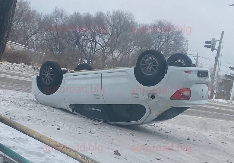 В Благовещенске на перекрёстке заметили машину, лежащую на крыше - 2x2.su