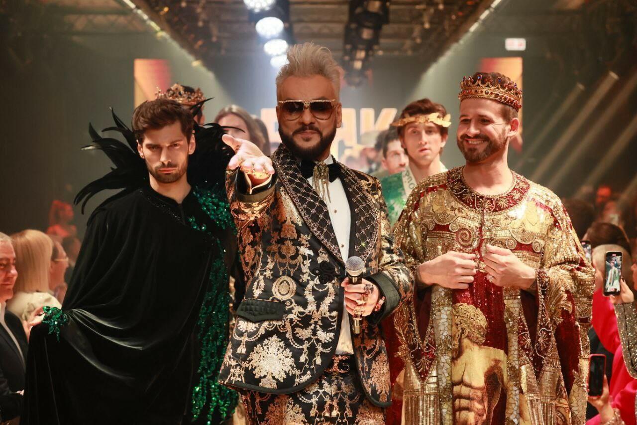 Филиппа Киркорова критикуют за скандальные номера на сцене в его 55-летие - 2x2.su картинка 2