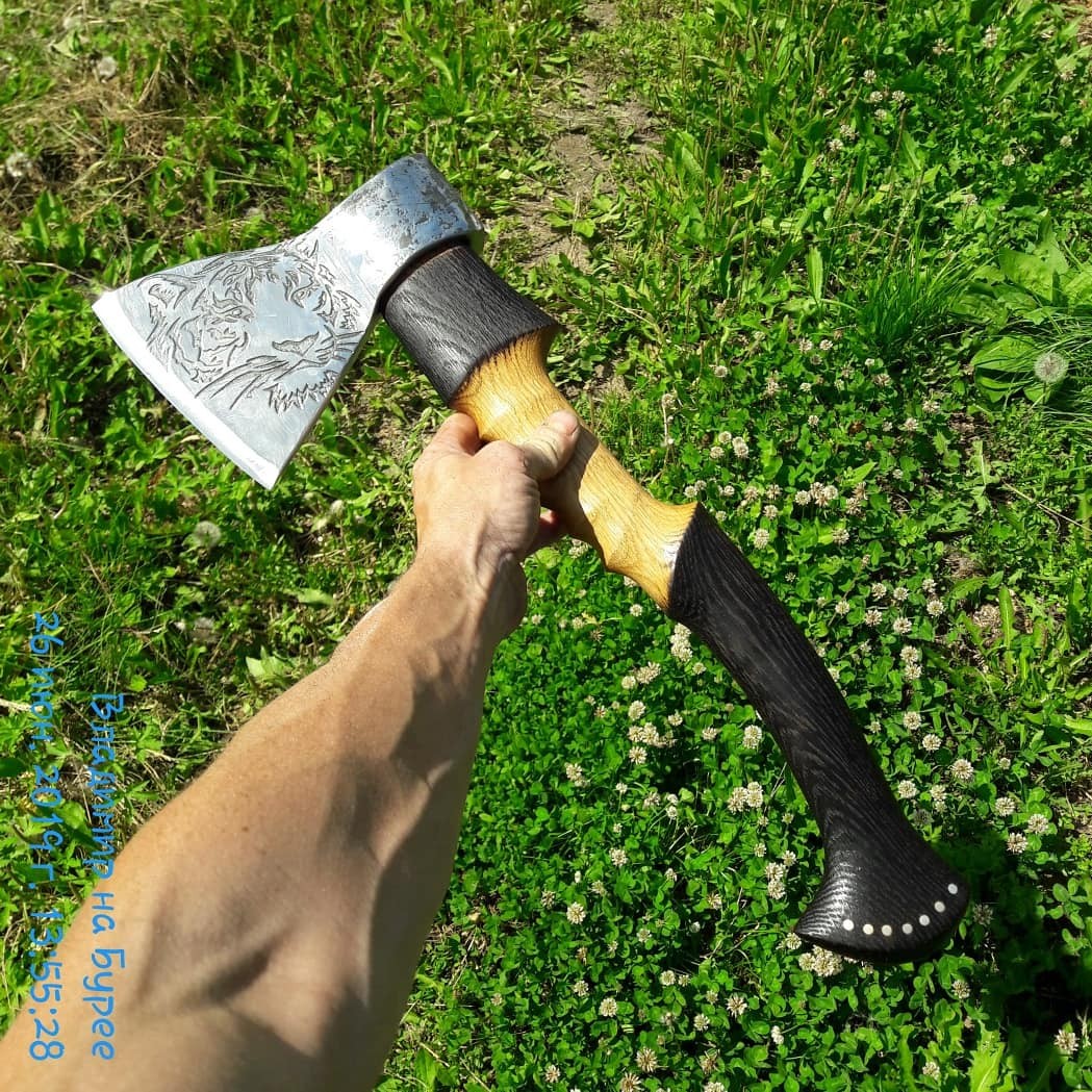 «Рубить им жалко!»: амурчанин превращает топоры в произведение искусства - 2x2.su картинка 2