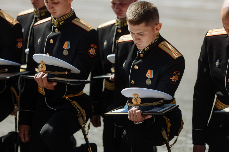 Курсанты ДВОКУ в Благовещенске отметили выпускной плац-концертом и карабин-балетом - 2x2.su