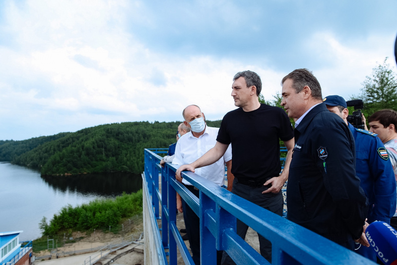 Глава Росводресурсов и губернатор Приамурья с воздуха оценили паводковую ситуацию в регионе - 2x2.su