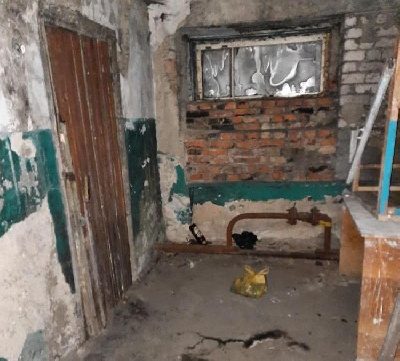 «Без окон в минус 30»: жильцы общежития в Райчихинске жалуются на мороз и разруху - 2x2.su