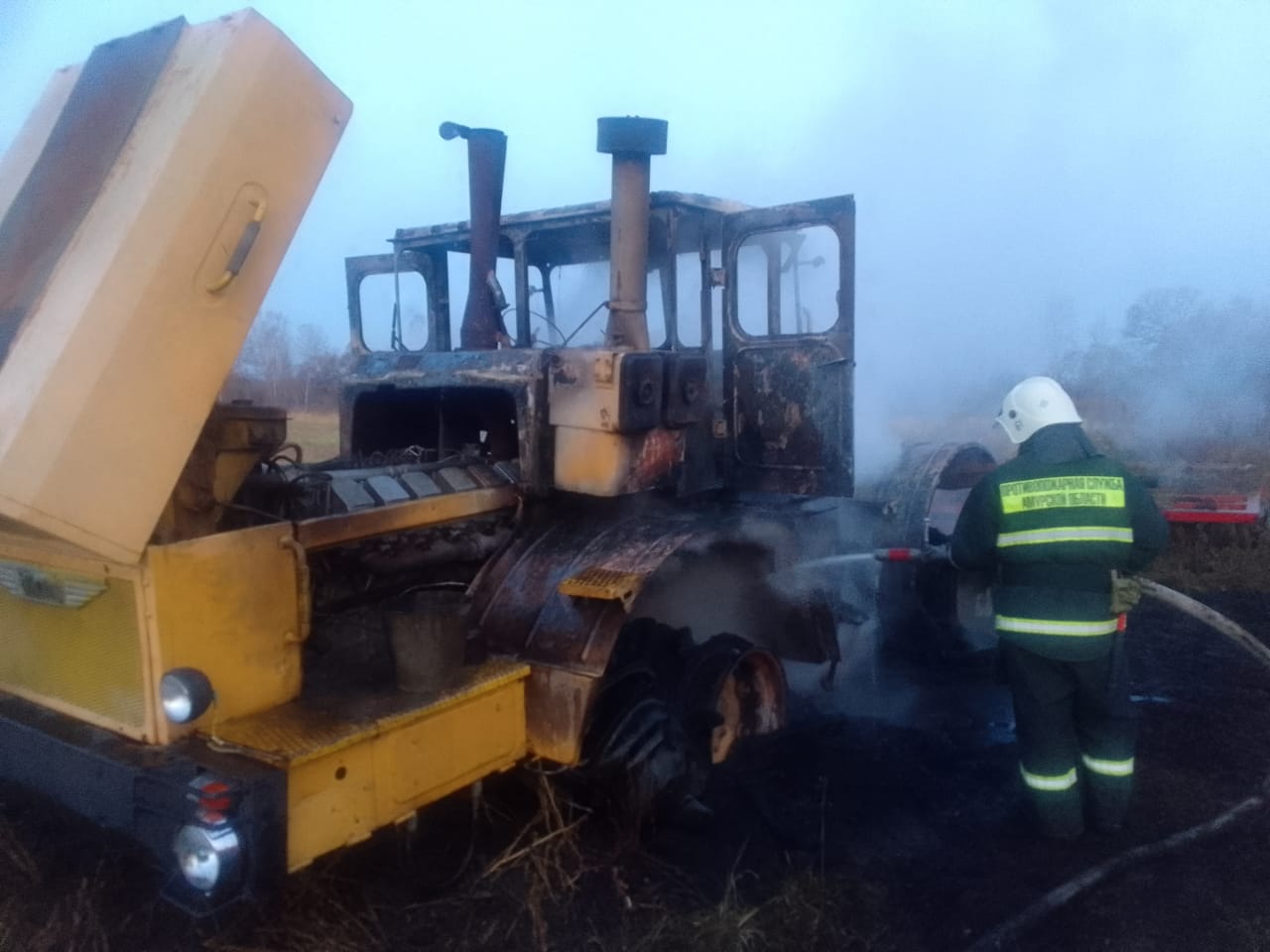 Амурские пожарные спасли от огня сельхозтехнику и пчелиные ульи - 2x2.su картинка 2