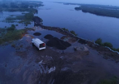 В Белогорске на реке Томи прорвало насыпь: люди отказываются от эвакуации - 2x2.su