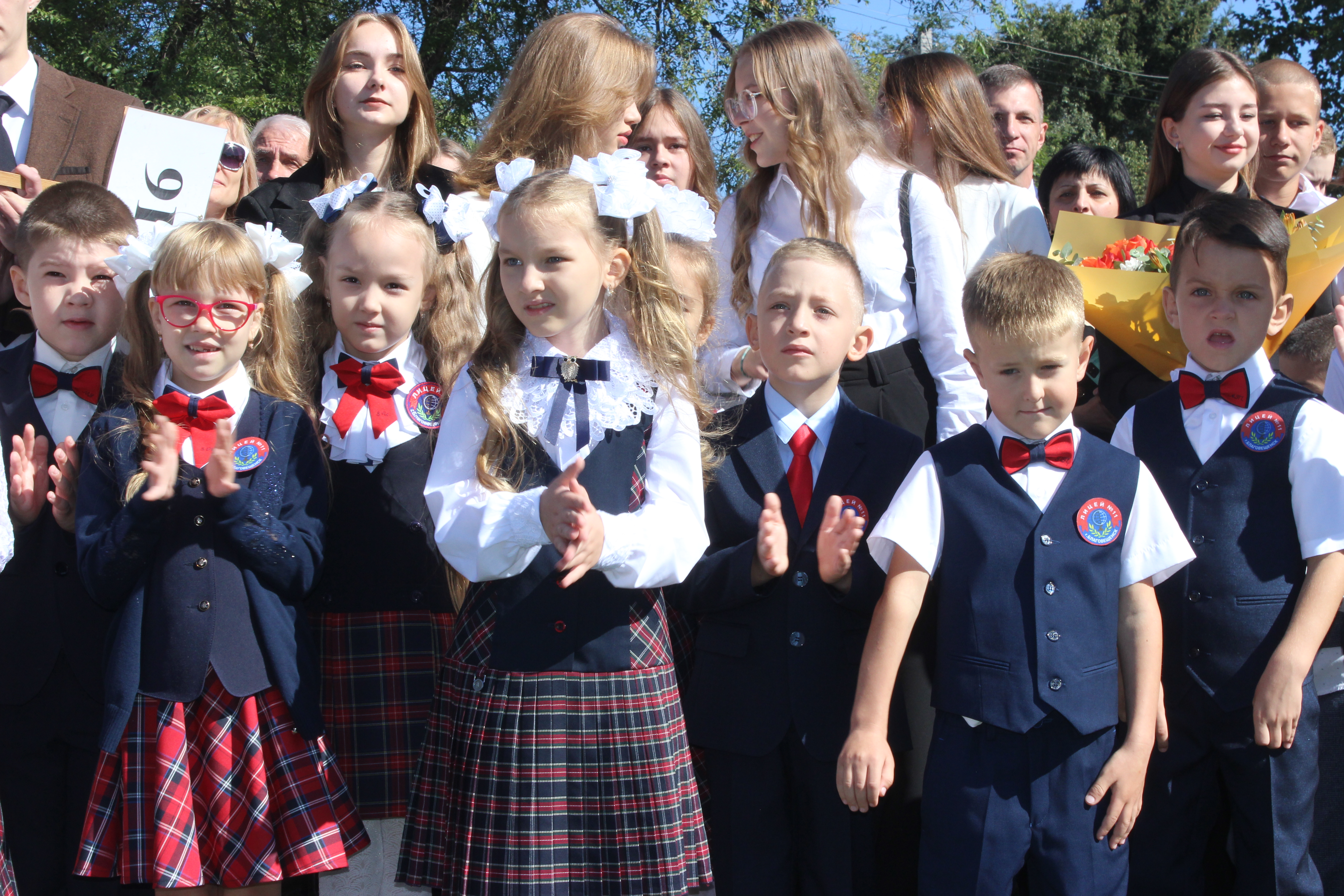 В благовещенских школах прошли праздничные линейки в честь Дня знаний  - 2x2.su картинка 9