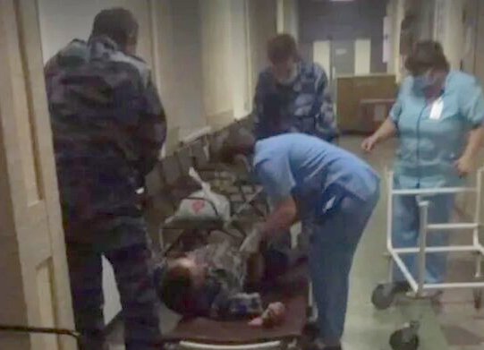 «Это твоя кровать на сегодня»: в российской больнице инвалида уложили на пол в коридоре - 2x2.su