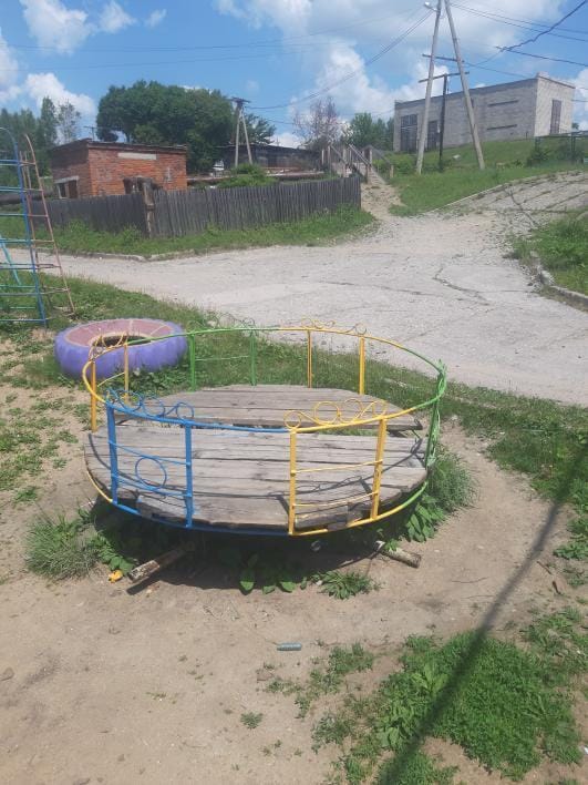 Жители села в  Селемджинском районе возмущены состоянием детской площадки - 2x2.su картинка 5