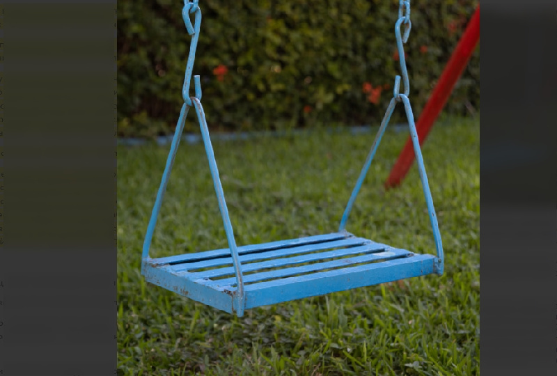 Администрацию Ромненского района обязали выплатить компенсацию ребенку, который переломал кости, упав с качелей - 2x2.su