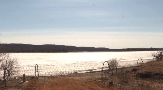 В Китае по берегу Амура провели колючую проволоку, чтобы избавиться от нарушителей