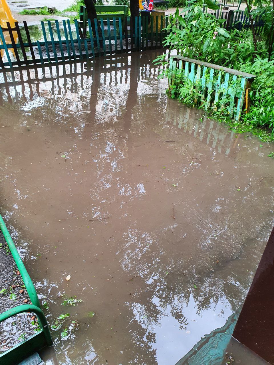 «Уже купили резиновые сапоги»: в Благовещенске после ремонта дороги топит двор и подъезд дома - 2x2.su картинка 4