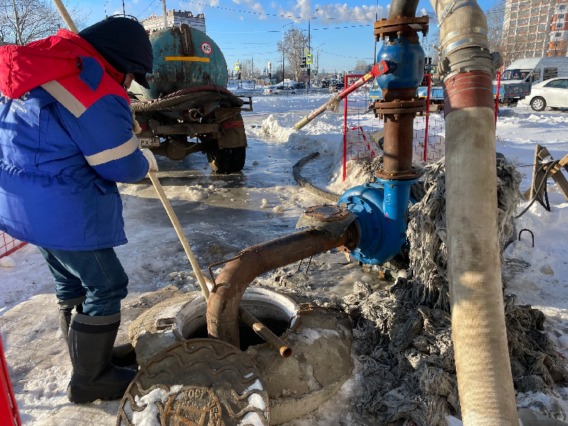АКС устранили засор в коллекторе в центре Благовещенска