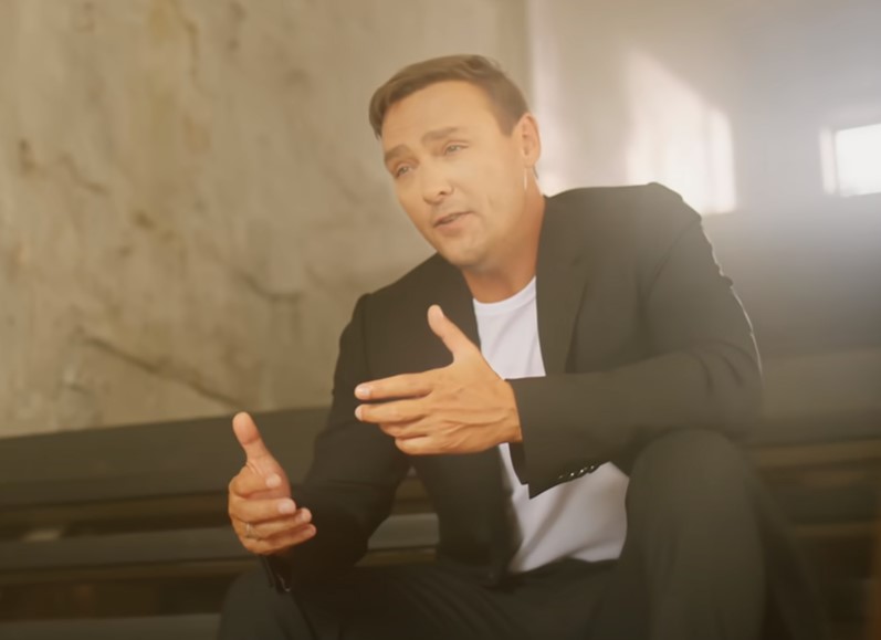 Вдова Юрия Шатунова на концерте в память о нём обнималась с другим мужчиной - 2x2.su