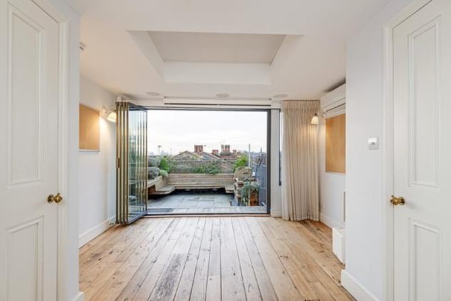 Актёр Бенедикт Камбербэтч предложил поселить беженцев из Украины в один из своих особняков - 2x2.su картинка 4