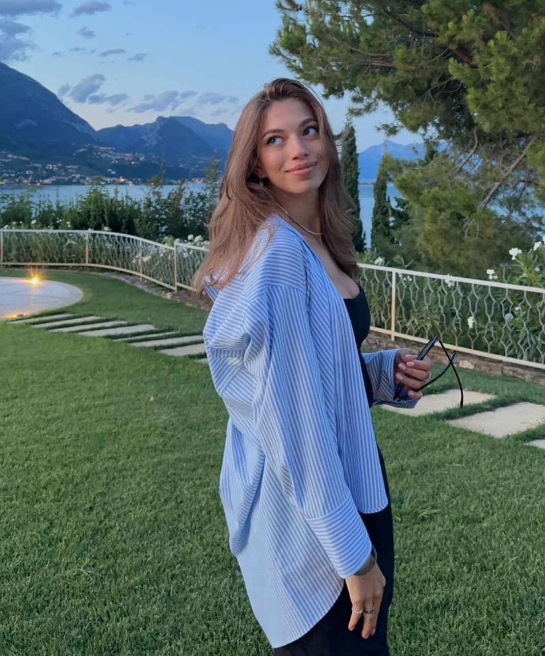 Дочь-подросток Веры Брежневой выглядит вдвое старше своих лет - 2x2.su картинка 4