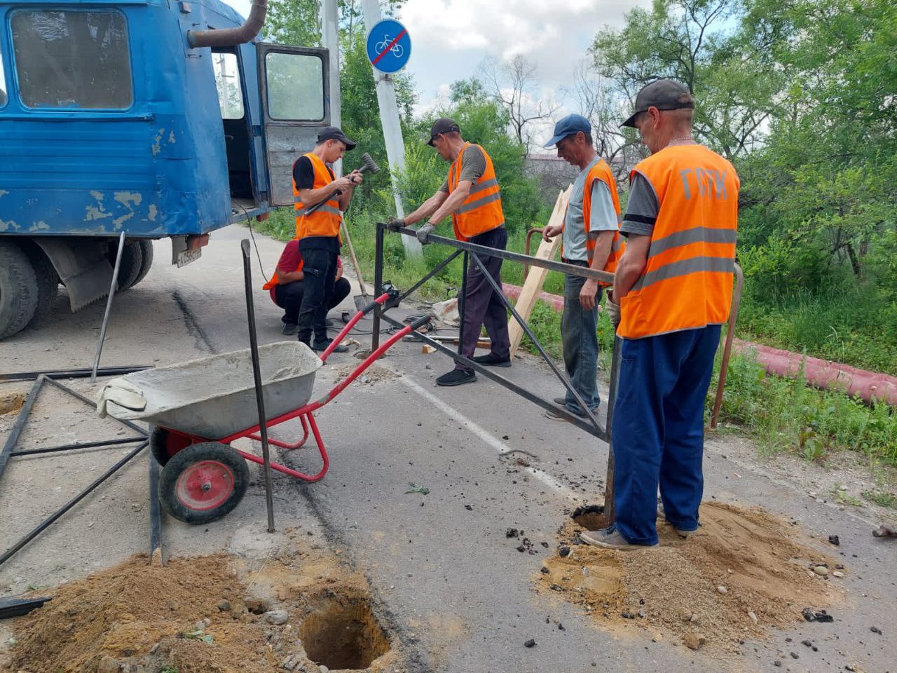 Благовещенцы жалуются, что по велодорожке ездят машины, мэр прокомментировал ситуацию  - 2x2.su картинка 3