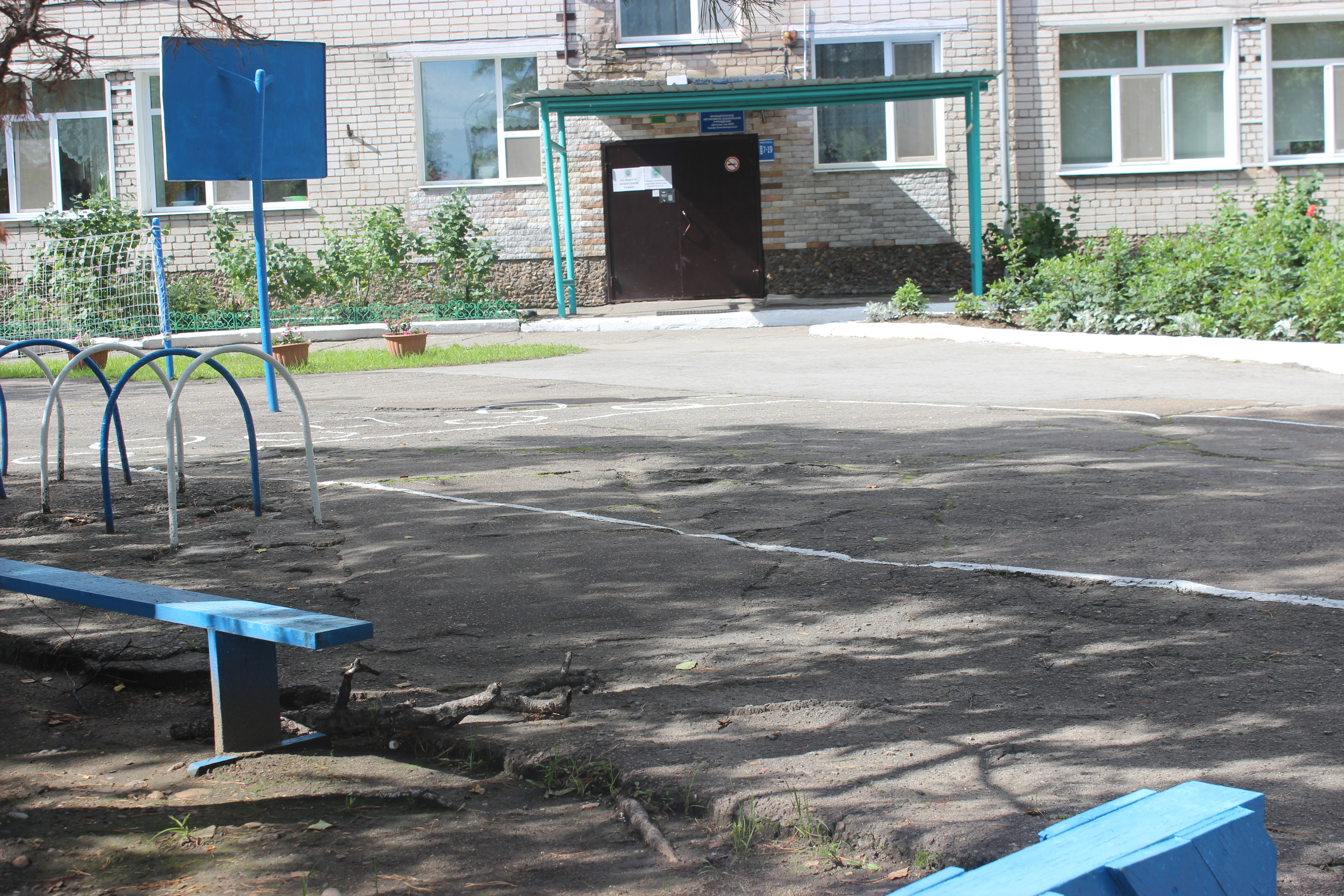 «Дети коленки разбивают»: благовещенцы недовольны состоянием детского сада  - 2x2.su картинка 4