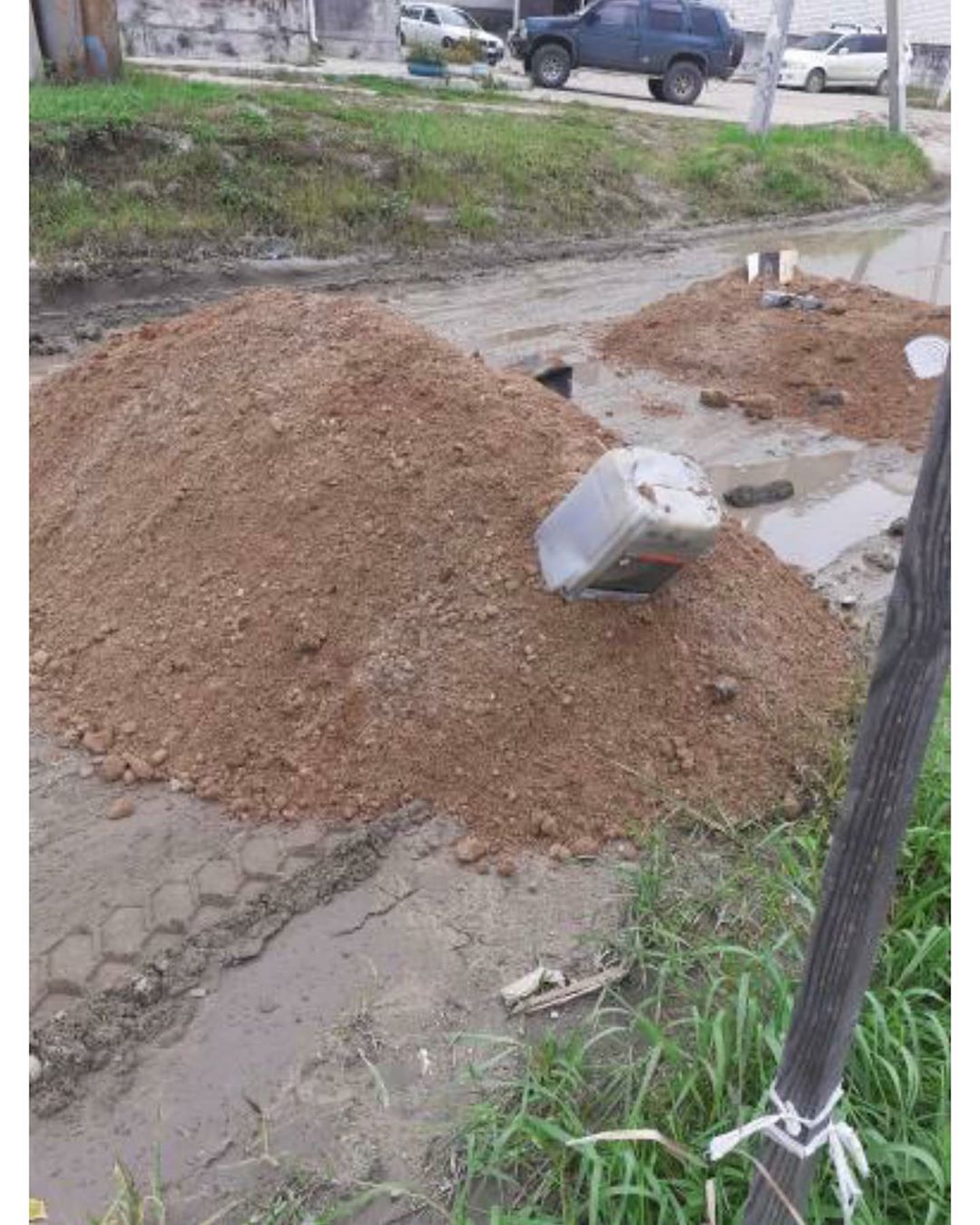 Необычное решение: в Чигирях ямы на дорогах засыпают песком с мусором - 2x2.su картинка 2