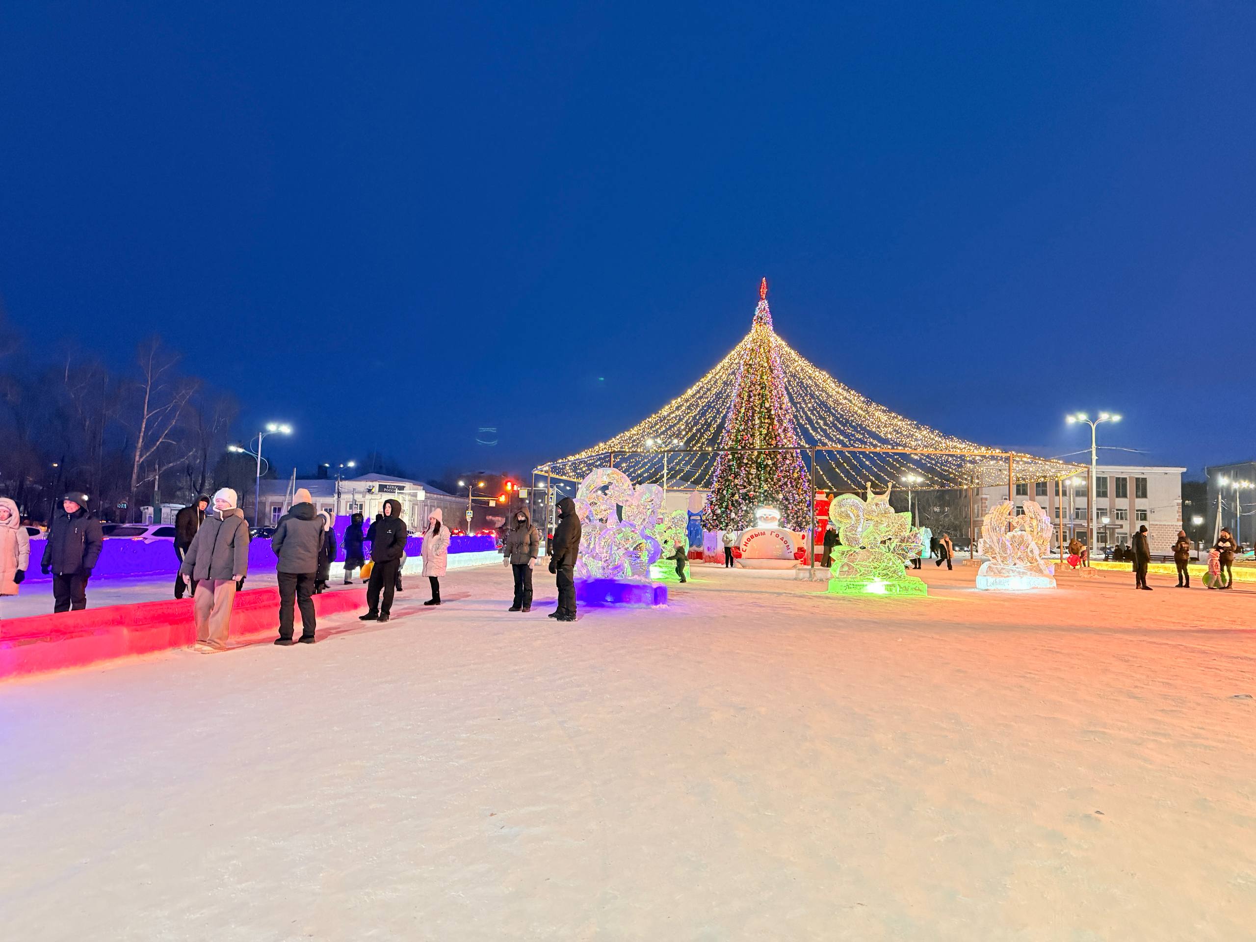 В Белогорске гостей новогоднего городка угощают в пункте обогрева бесплатным чаем - 2x2.su картинка 2