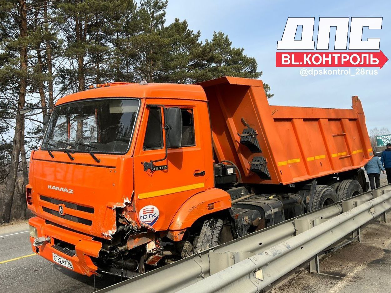 В жёсткой аварии с участием мусоровоза за Благовещенском чудом выжили люди - 2x2.su картинка 3