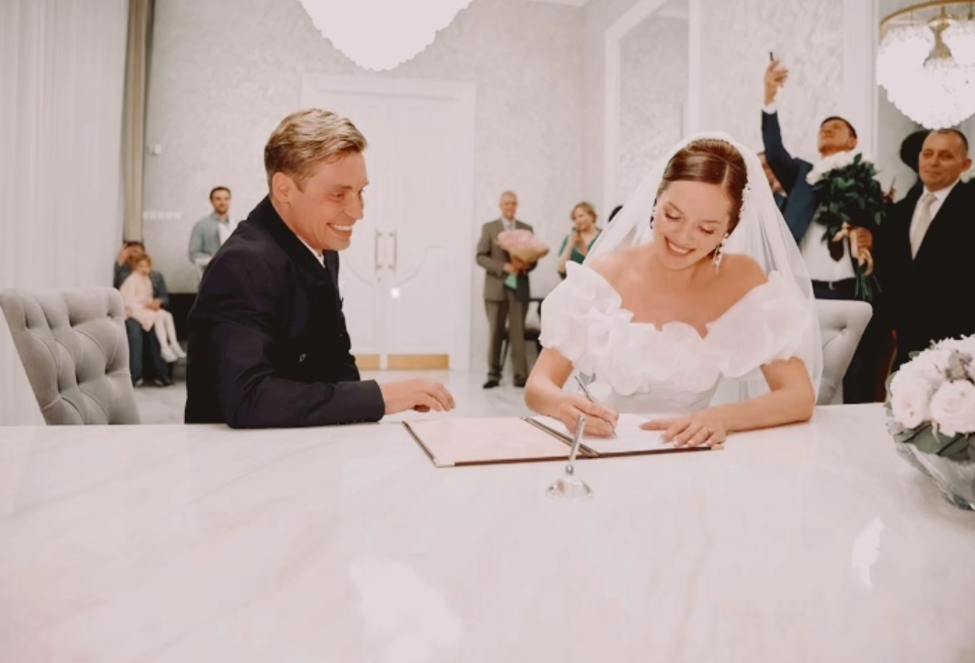 Александра Головина и его невесту раскритиковали за дешёвые свадебные наряды - 2x2.su картинка 4