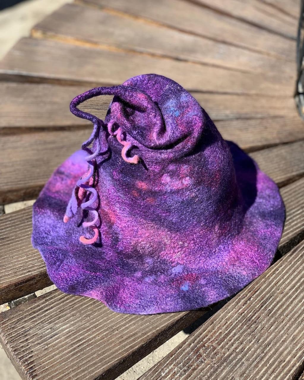 Благовещенка создает из шерсти космические шарфы и шапки для фей - 2x2.su картинка 6