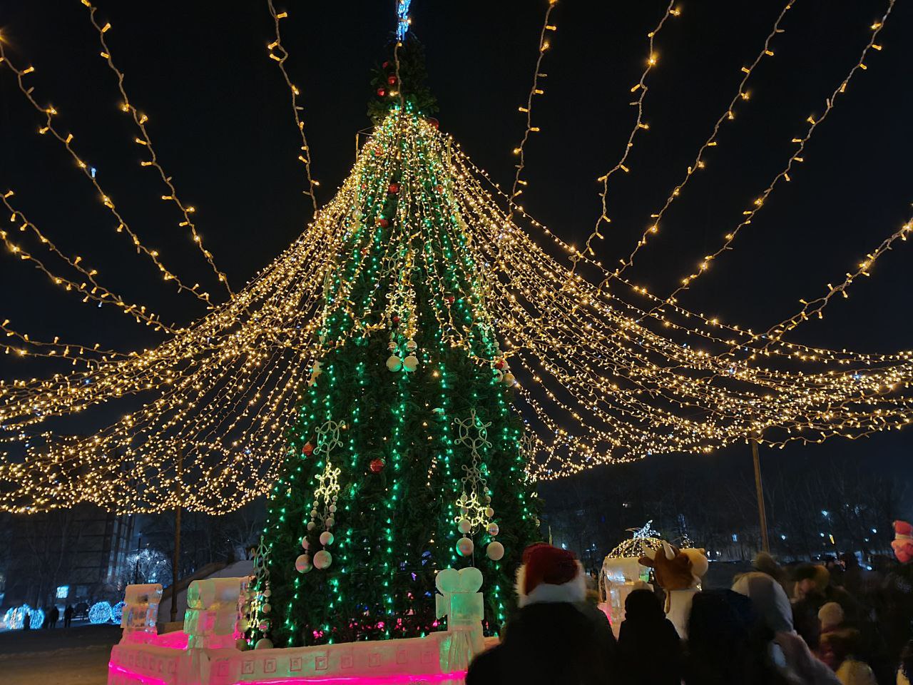 Опубликованы фото ледового городка, посвящённого Леониду Гайдаю, в Свободном - 2x2.su картинка 8