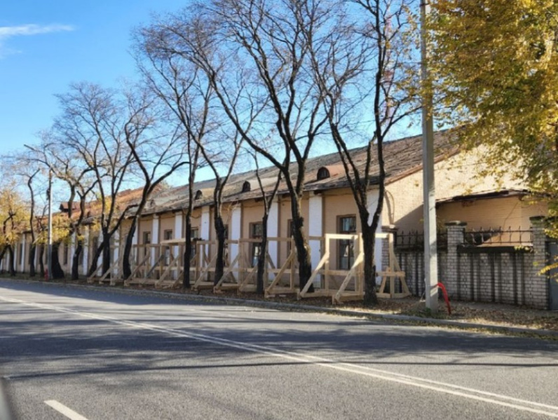 В Благовещенске по поручению губернатора отремонтируют крышу военного госпиталя.