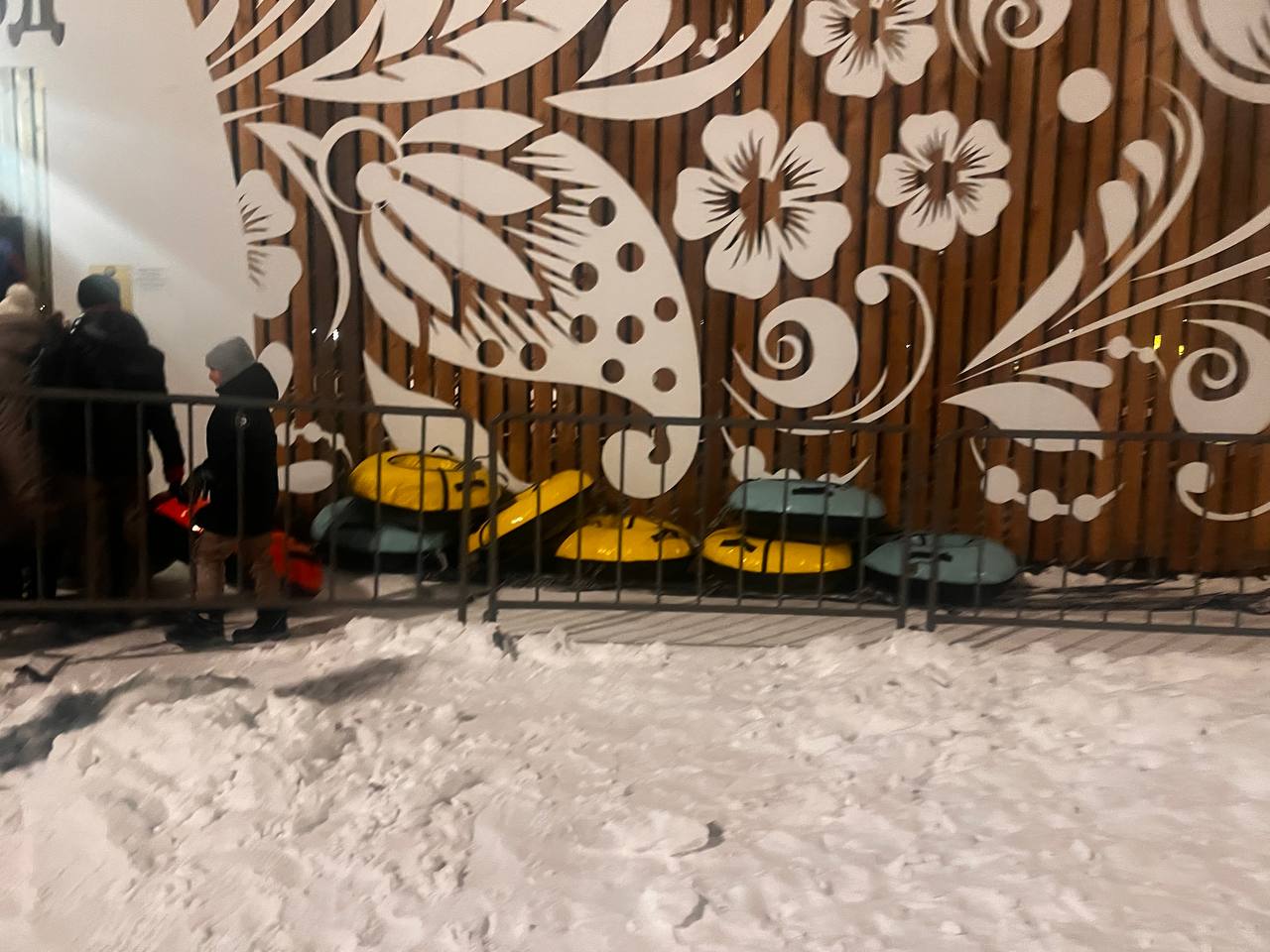 Благовещенцы выстроились в очередь к тюбинговой горке - 2x2.su картинка 2