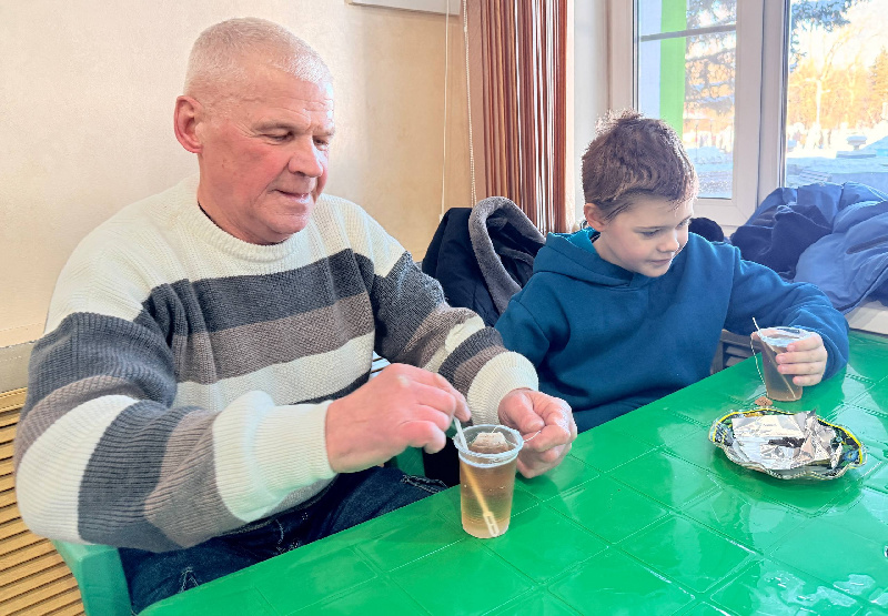 В Белогорске гостей новогоднего городка угощают в пункте обогрева бесплатным чаем