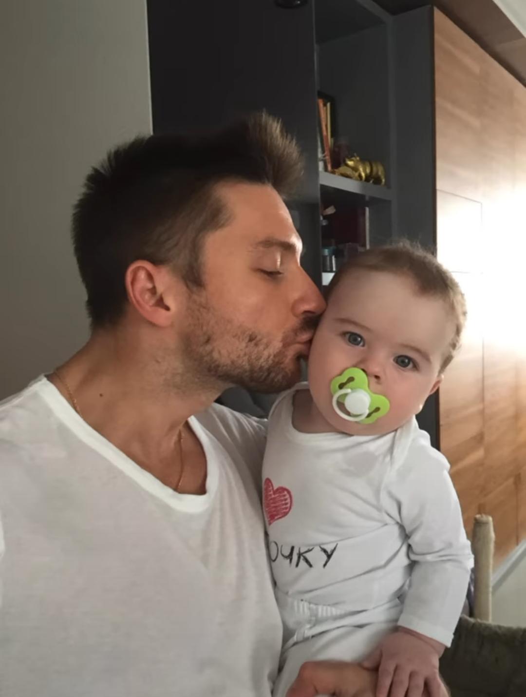 Фото новорождённого сына Сергея Лазарева поразили Сеть - 2x2.su картинка 3