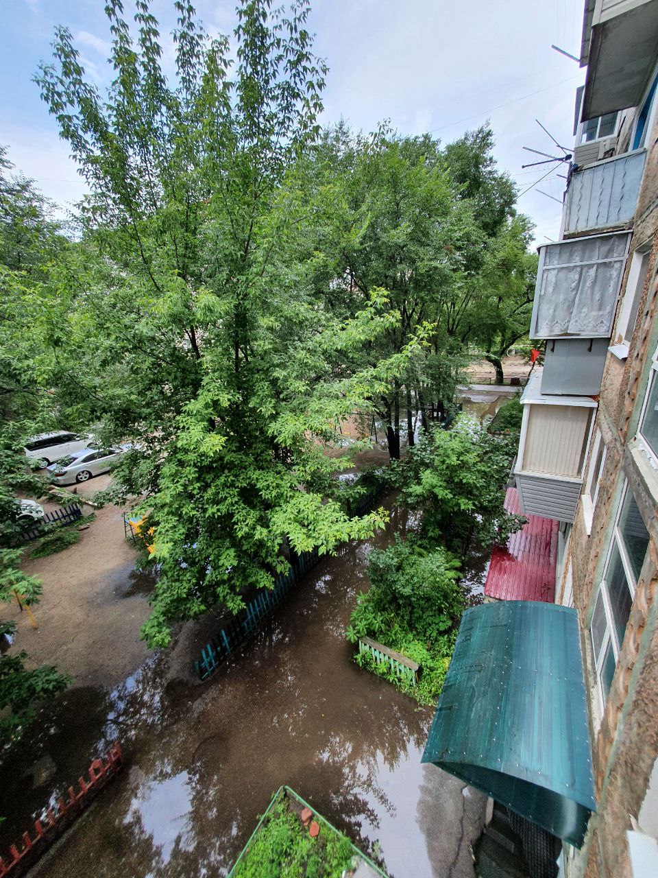 «Уже купили резиновые сапоги»: в Благовещенске после ремонта дороги топит двор и подъезд дома - 2x2.su картинка 7