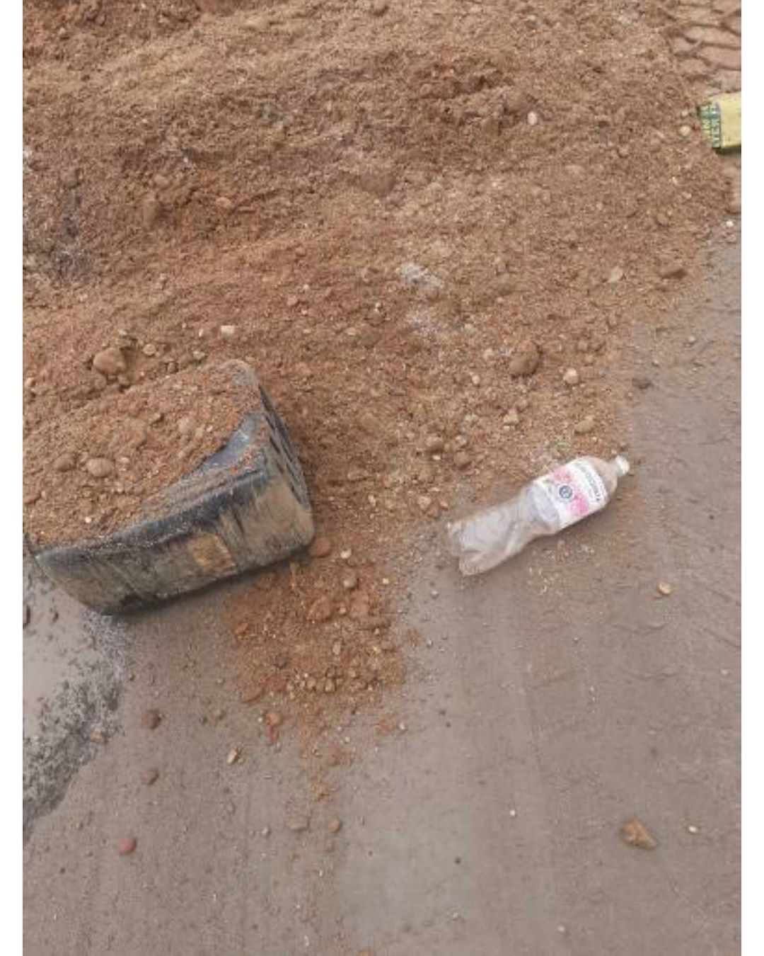 Необычное решение: в Чигирях ямы на дорогах засыпают песком с мусором - 2x2.su картинка 3