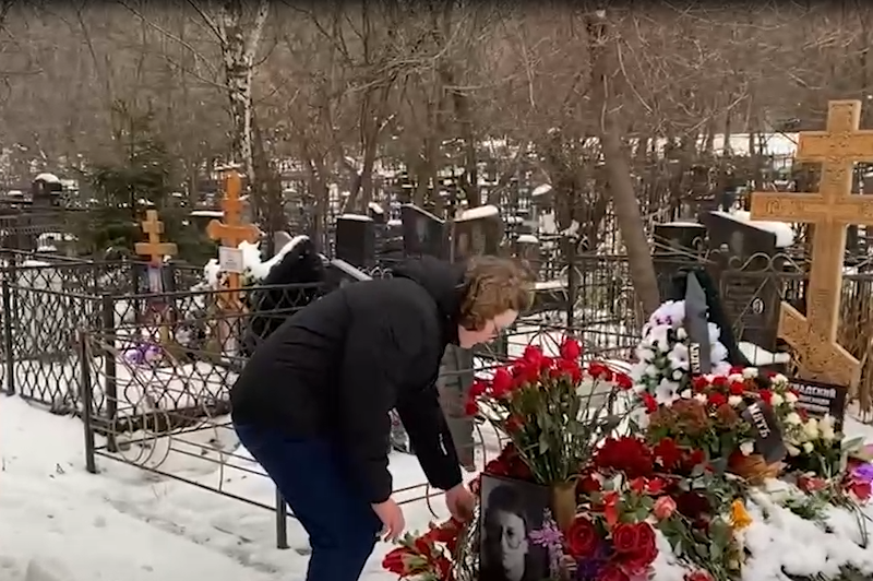 На могиле Градского в годовщину смерти заметили младшего сына музыканта - 2x2.su картинка 2