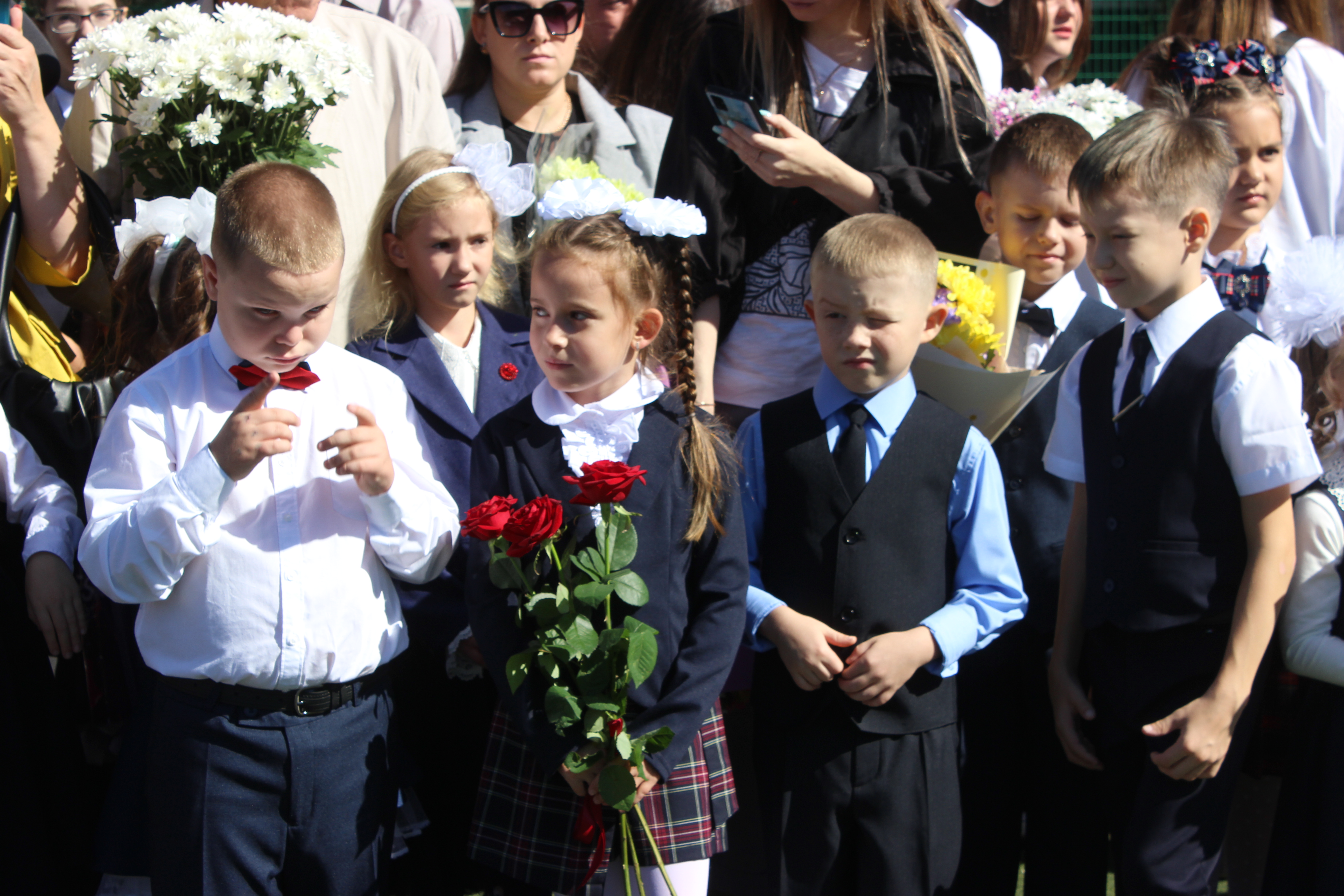 В благовещенских школах прошли праздничные линейки в честь Дня знаний  - 2x2.su картинка 7