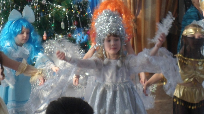 Снежинки, ковбои и королевы: какие новогодние костюмы делали амурчане своими руками - 2x2.su картинка 5