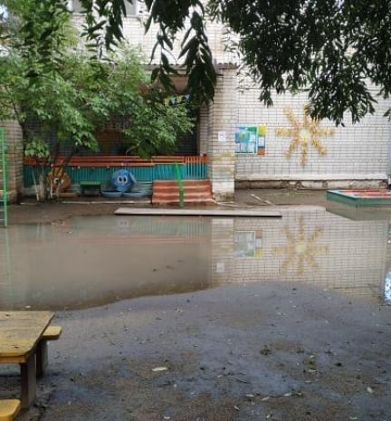 «Грязь по колено»: свободненцы жалуются на состояние территории возле детсада - 2x2.su картинка 4