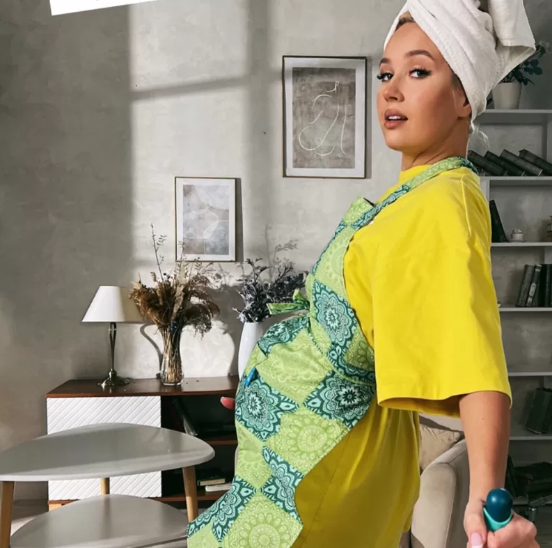 Певица Клава Кока показала округлившийся живот - 2x2.su картинка 2