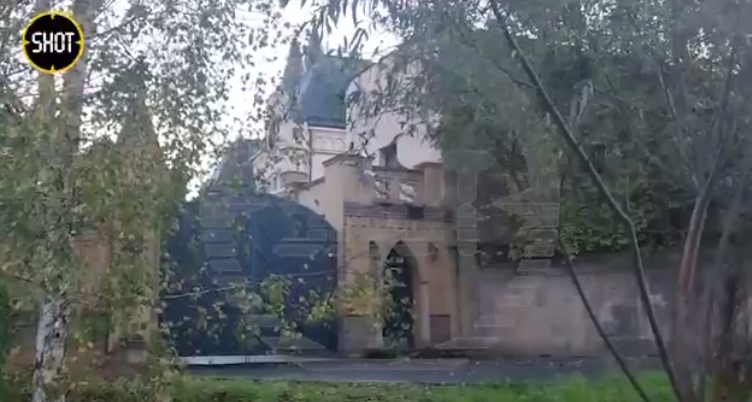 На территории замка Аллы Пугачёвой заметили рабочих - 2x2.su картинка 3