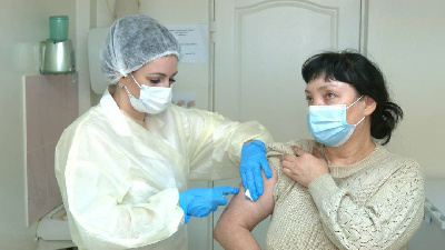 Амурский медик рассказал, как действует вакцина от COVID-19 - 2x2.su