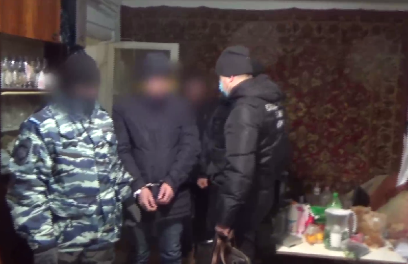 Житель Благовещенска из корыстных побуждений убил друга монтировкой и оставил его тело в квартире - 2x2.su