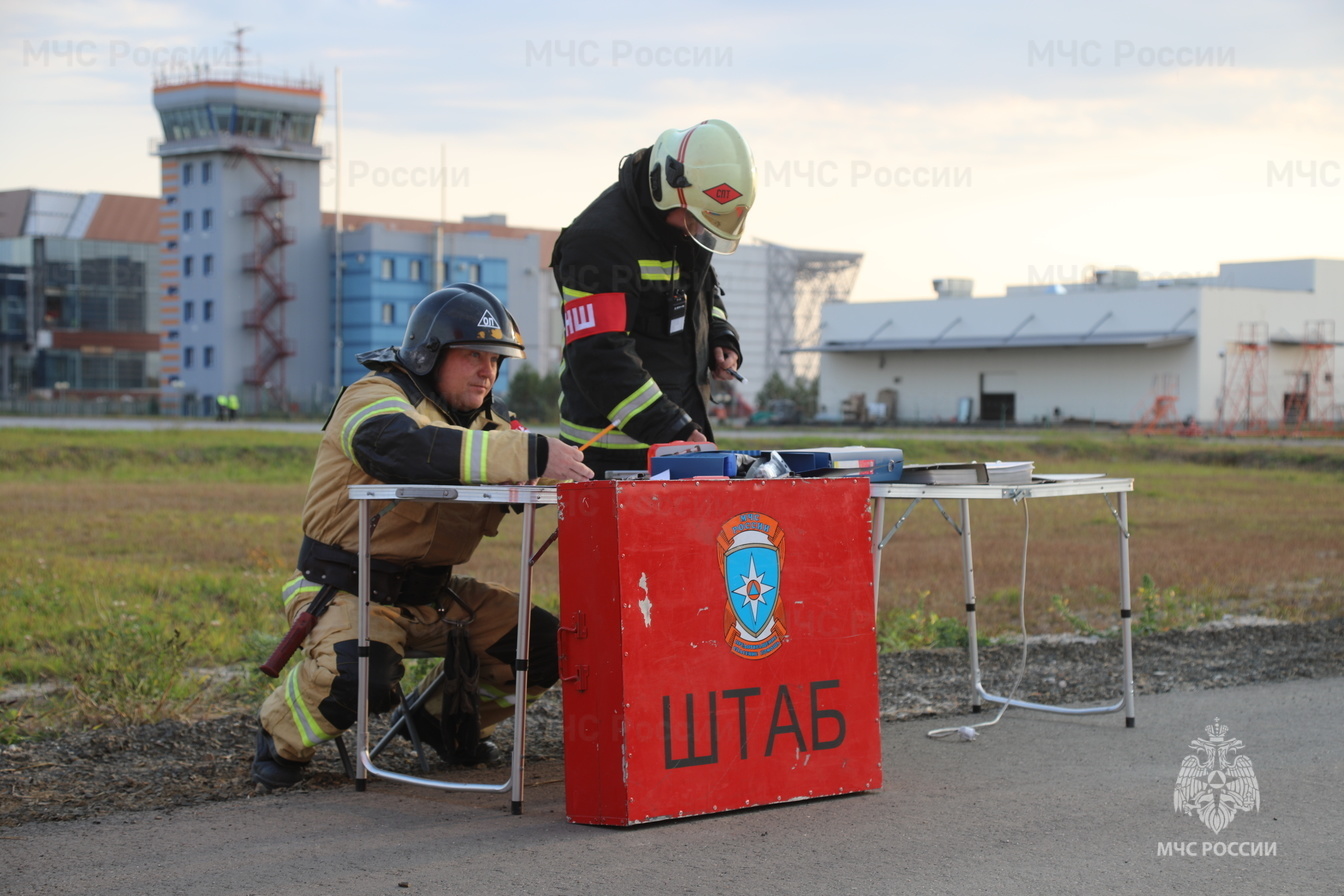 В Благовещенском аэропорту провели учения и потушили самолет - 2x2.su картинка 8