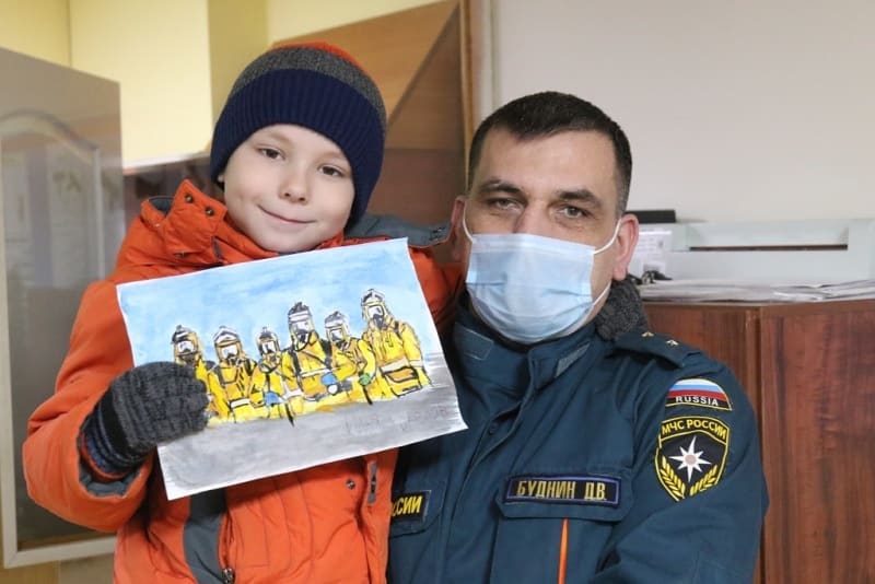 Семилетний амурчанин подарил рисунок пожарному, который спас ему жизнь - 2x2.su
